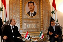 Сирийские спикер Мухаммед Джихад аль-Лахам, слева и Аладдин Боруджерди из парламентского комитета национальной безопасности Ирана на встрече в субботу в Дамаске.