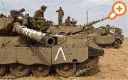 Израильские солдаты сидят на своих танках на израильской стороне границы с сектором Газа (Getty Images)
