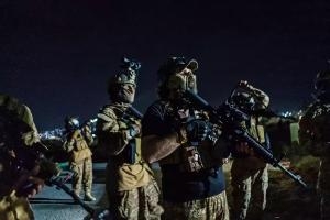 Боевики движения &quot;Талибан&quot; из подразделения &quot;Фатех Цвак&quot; ворвались в международный аэропорт Кабула, вооружившись поставляемым американцами оружием, снаряжением и униформой после того, как американские военные завершили вывод войск из Кабула, Афганистан