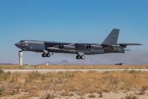 B-52H Stratofortress взлетает с базы ВВС Эдвардс, Калифорния, с оружием быстрого реагирования AGM-183A воздушного базирования, или ARRW, 14 мая 2022 года. ВВС США / Мэтт Уильямс
