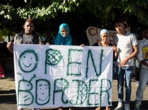 Мигранты протестуют после того, как они застряли в Комо, Италия, из-за решения Швейцарии закрыть свою границу.