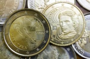 Новая хорватская монета евро с изображением карты страны представлена в центральном банке Хорватии в Загребе. (AP Photo/Armin Durgut)