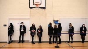 ФОТОГРАФИЯ ИЗ АРХИВА: Ученики 11-го класса стоят в очереди в спортивном зале в академии Парк Лейн в Галифаксе, Англия, 8 марта 2021 года &copy; AFP / Oli Scharff