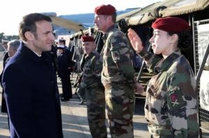 Президент Франции Эммануэль Макрон приветствует солдат во время посещения авиабазы ​​Мон-де-Марсан, чтобы обратиться к французским войскам в пятницу