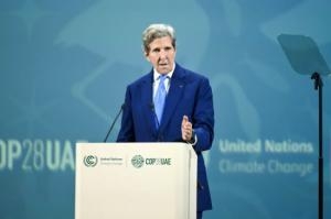 Джон Керри, специальный посланник президента США по вопросам климата, выступает на энергетической сессии в театре Al Waha во время второго дня сегмента высокого уровня Конференции ООН по климату UNFCCC COP28 в Expo City Dubai в Дубае, Объединенные Арабские Эмираты, 2 декабря 2023 года.