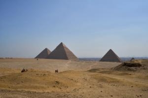 Сейчас пирамиды окружены засушливой пустыней, но когда-то к ним вел огромный водоток.