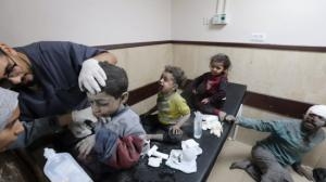 Палестинские дети, раненные в результате израильских бомбардировок сектора Газа, проходят лечение в больнице Аль-Акса в Дейр-эль-Балахе 21 ноября
